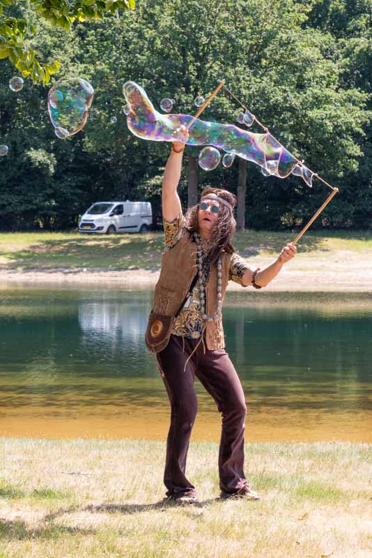 Hippies met zeepbellen